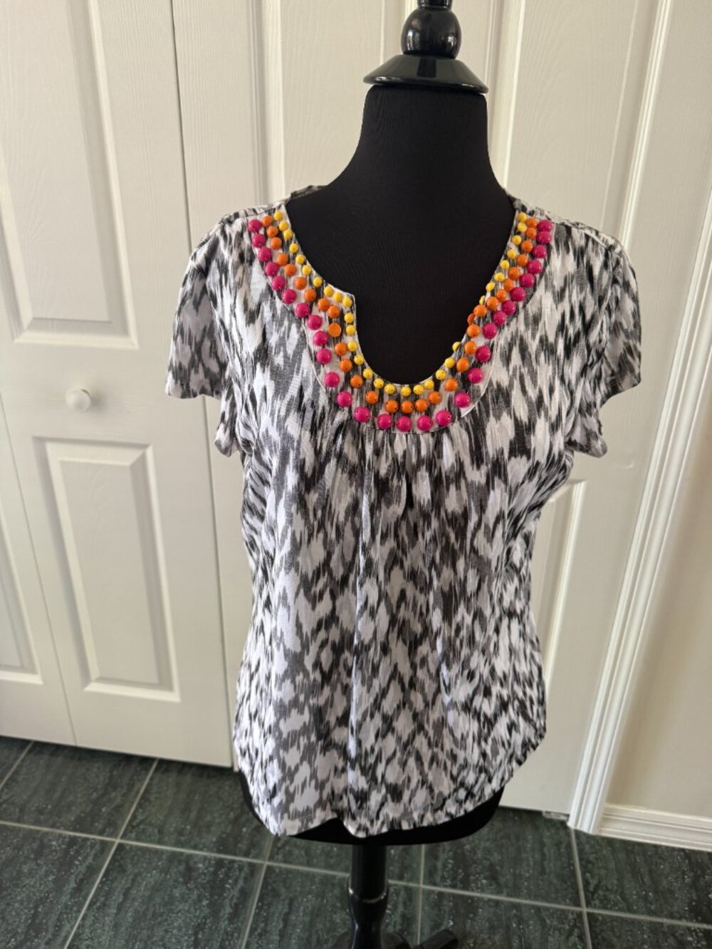 Ruby Rd black and white short-sleeved top with bead trim, Size M